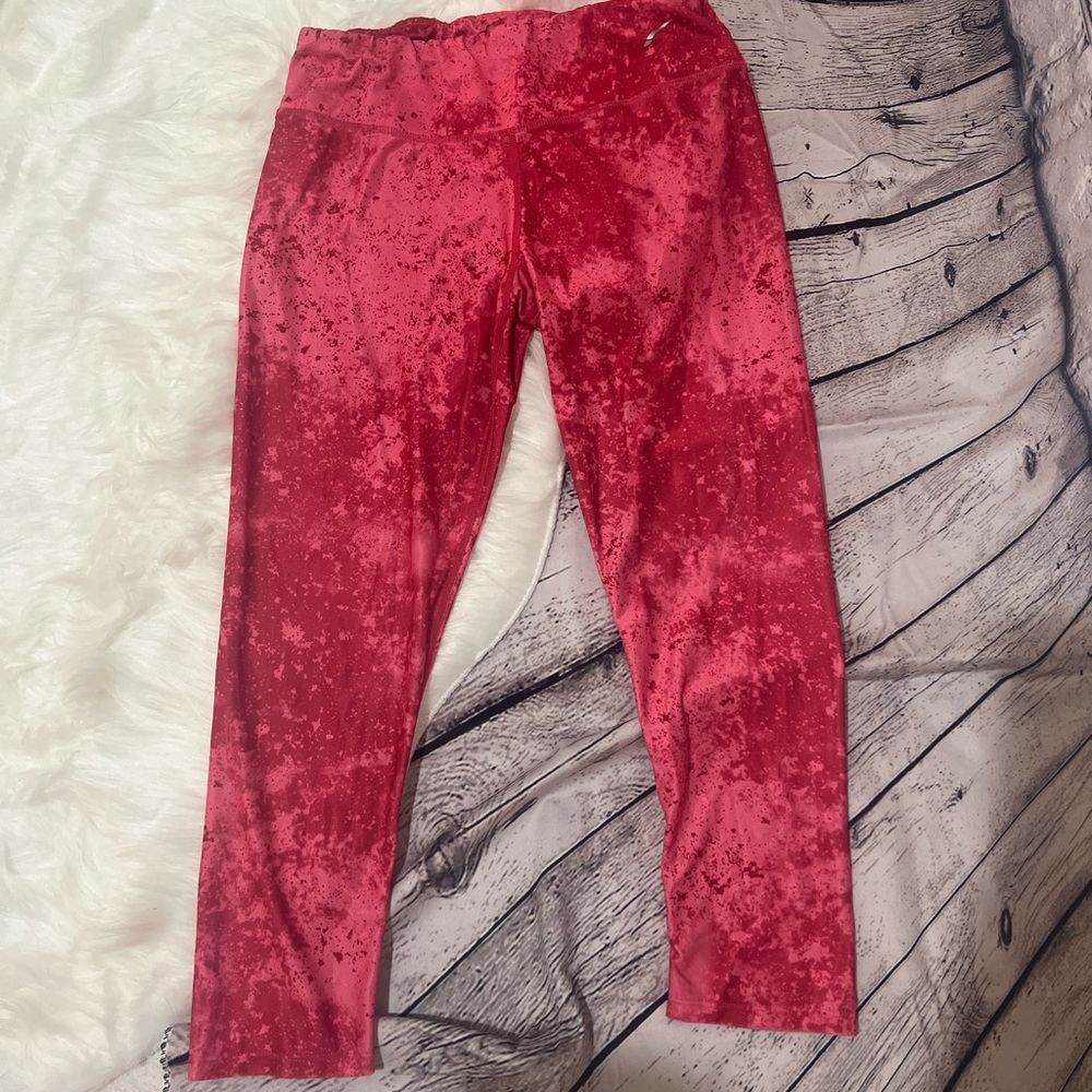 Lightweight yoga leggings in bright pink tie-dye